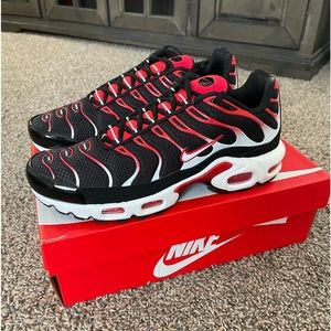Nike Air Max Plus “Black White University Red”
